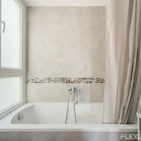 Flexliving - One Bedroom - Houdon Apartment *